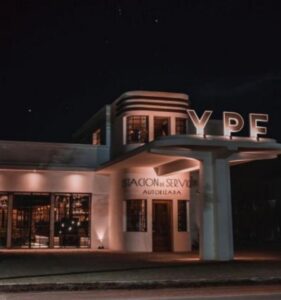 Reconvirtió una estación de servicio YPF abandonada en un bar moderno