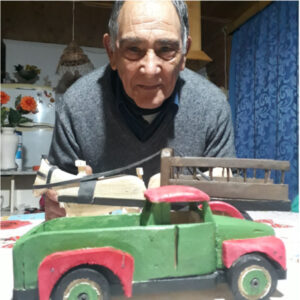 El abuelo mendocino que hace y regala juguetes de madera