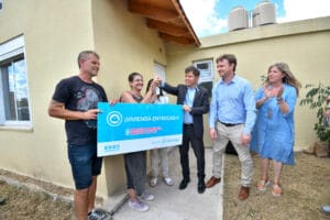 Olavarría: Kicillof entregó viviendas y firmó convenios para obras por $1.500 millones