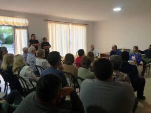 El intendente Pablo Garate en una concurrida reunión con los vecinos de Copetonas