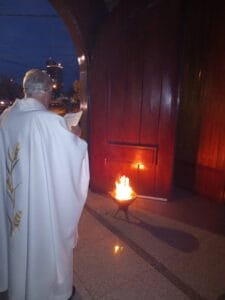 Sábado Santo: Encendido del Cirio Pascual en la Parroquia de Luján