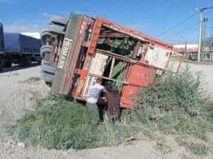 Acoplado de camión cayó a zanja frente a la balanza de Ruta 3 (videos)