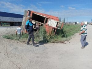 Acoplado de camión cayó a zanja frente a la balanza de Ruta 3 (videos)