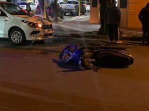 Impactaron auto y moto en esquina con semáforos