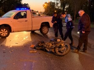 Choque de motocicleta y auto en la esquina del Hospital (video)