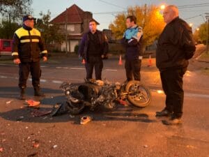 Choque de motocicleta y auto en la esquina del Hospital (video)