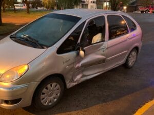 Choque de motocicleta y auto en la esquina del Hospital (video)