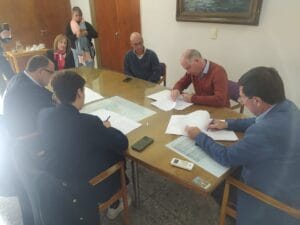 Río Quequén: El jefe comunal dorreguense recibió a tres intendentes y firmaron un convenio