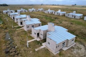 Kicillof inauguró un centro de salud y recorrió viviendas paralizadas por el Gobierno nacional