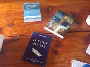 Claromecó: El Museo “Aníbal Paz” donó libros a la Secundaria 10
