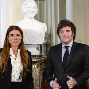 Milei inauguró busto de Menem en la Rosada: “Aunque les duela, fue el mejor presidente de la historia”