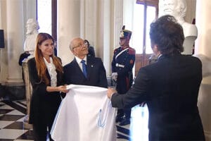 Milei inauguró busto de Menem en la Rosada: “Aunque les duela, fue el mejor presidente de la historia”
