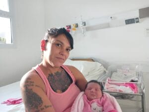 Después del parto en casa: Andrea y Lola nos recibieron en el Hospital (video)