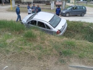 Un roce ocasionó la caída de auto a alcantarilla de ruta 3