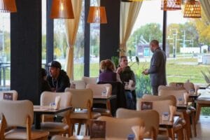 Un restaurante de Neuquén busca jubilados para trabajar de mozos