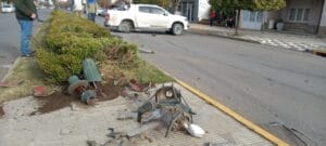 Camioneta con serios daños y pérdida del cárdan al chocar en Belgrano y Laprida