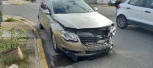 Camioneta con serios daños y pérdida del cárdan al chocar en Belgrano y Laprida
