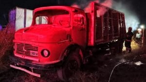 Robacables bahienses: incendian camión y provocan daños en un depósito
