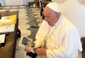 El libro sobre Larrabure en manos del Papa Francisco