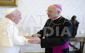 El libro sobre Larrabure en manos del Papa Francisco