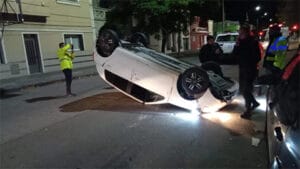 Bahía: Una automovilista alcoholizada provocó un choque y vuelco