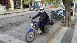 La Secretaría de Seguridad obsequió cascos a motociclistas
