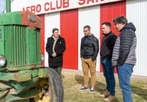 San Cayetano: El Municipio donó un tractor al Aero Club