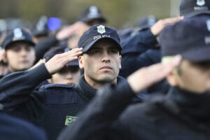 Más de 1.800 cadetes y futuros oficiales de policía juraron fidelidad a la bandera