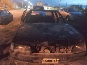 (video)Ardió un auto en La Rioja al 800.Volvieron los quemacoches?