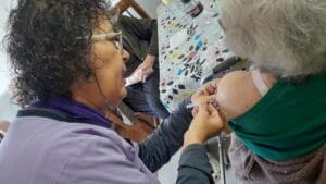 Campaña de vacunación antigripal para adultos mayores en residencias de larga estadía