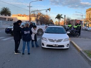 Encontronazo entre auto y bicicleta en Chacabuco y Rivadavia