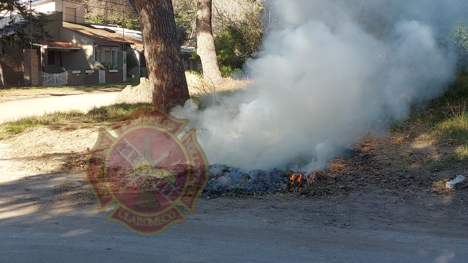Dunamar: Bomberos sofocaron incendio en la vía pública