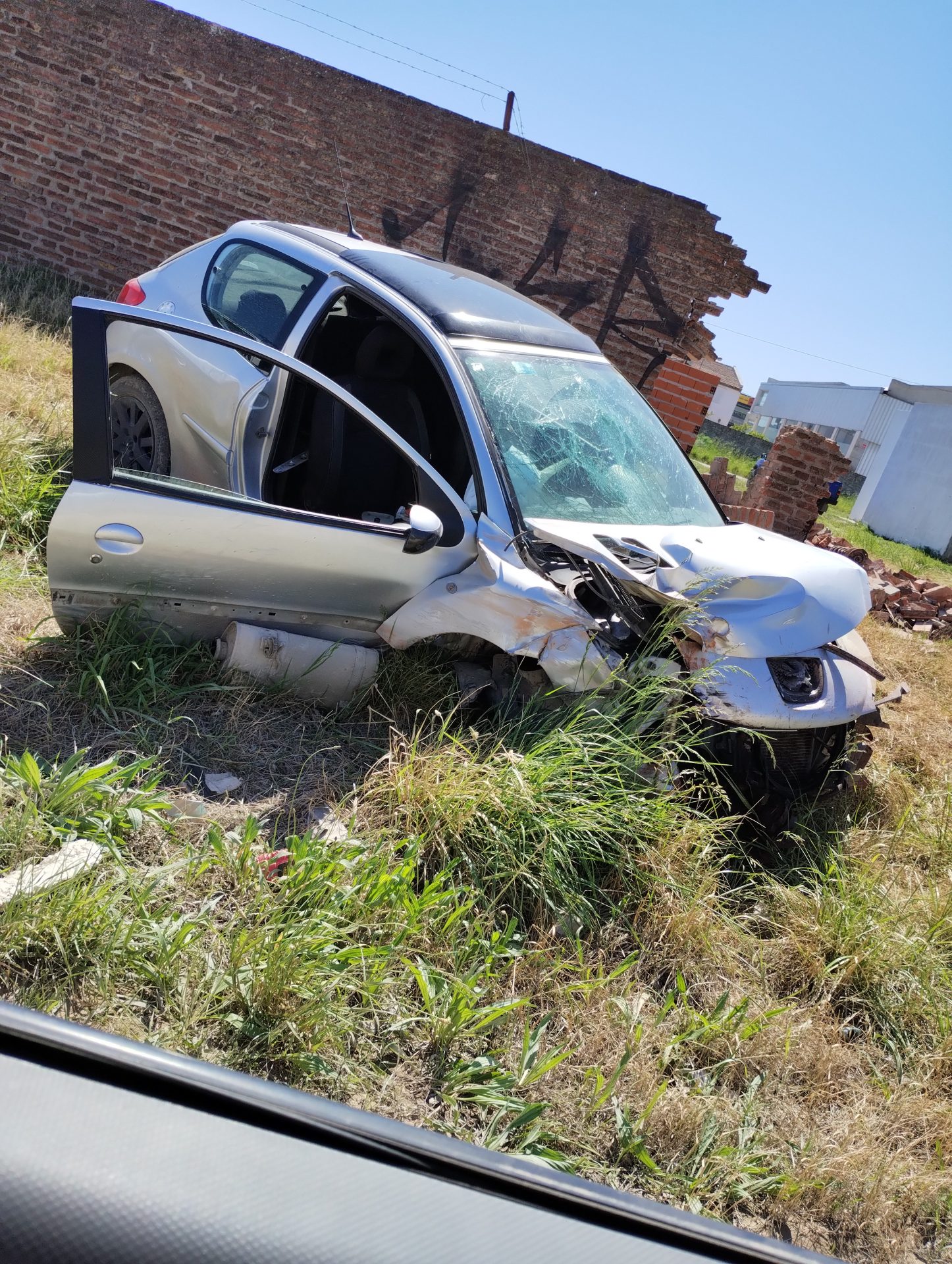 Se despistó y derrumbó un corralón