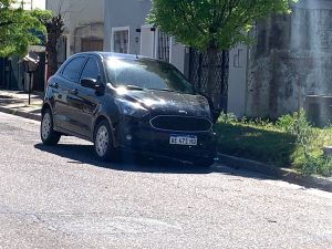 Se descompensó y chocó un auto estacionado