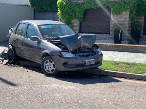 Se descompensó y chocó un auto estacionado