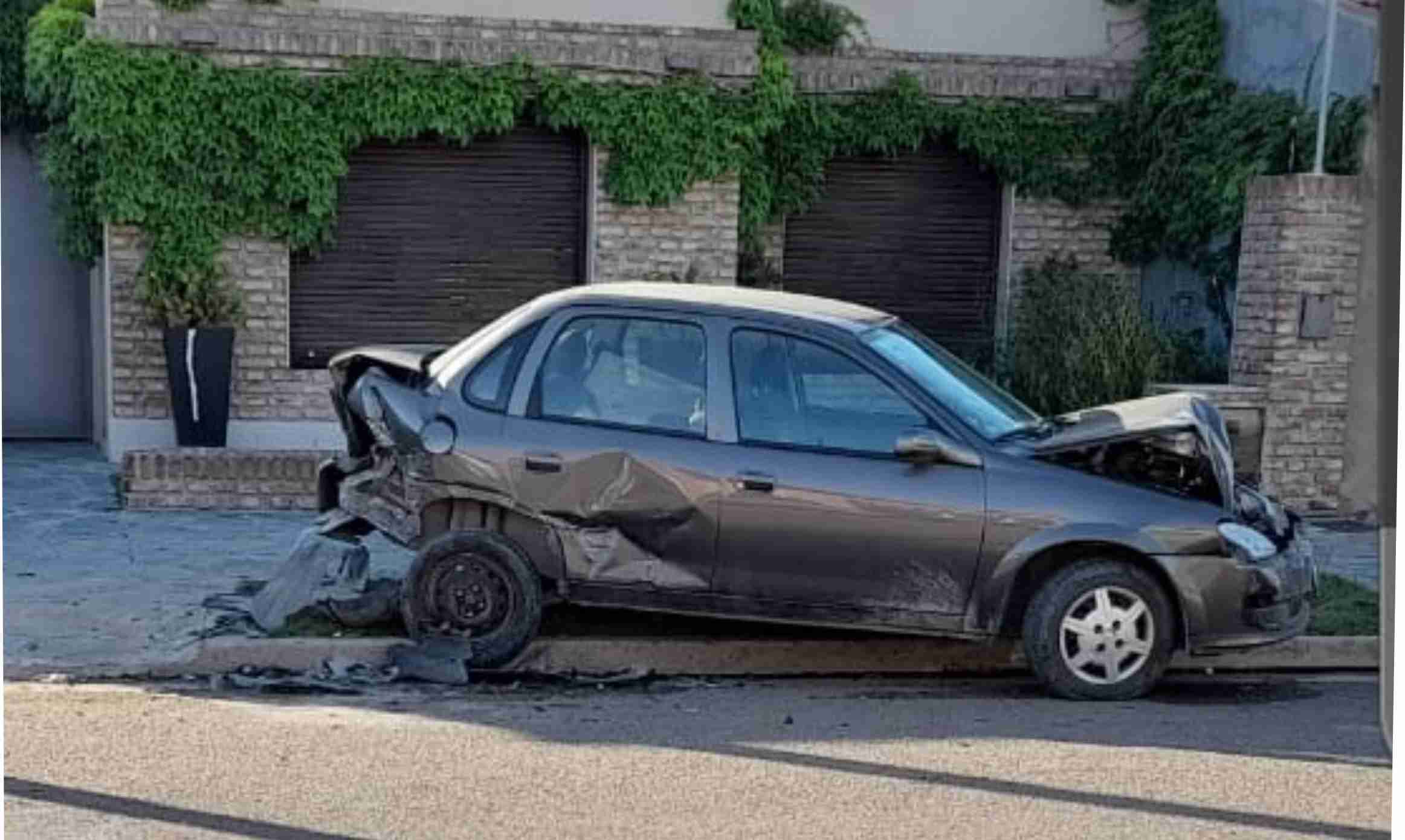 Se descompensó y chocó un auto estacionado