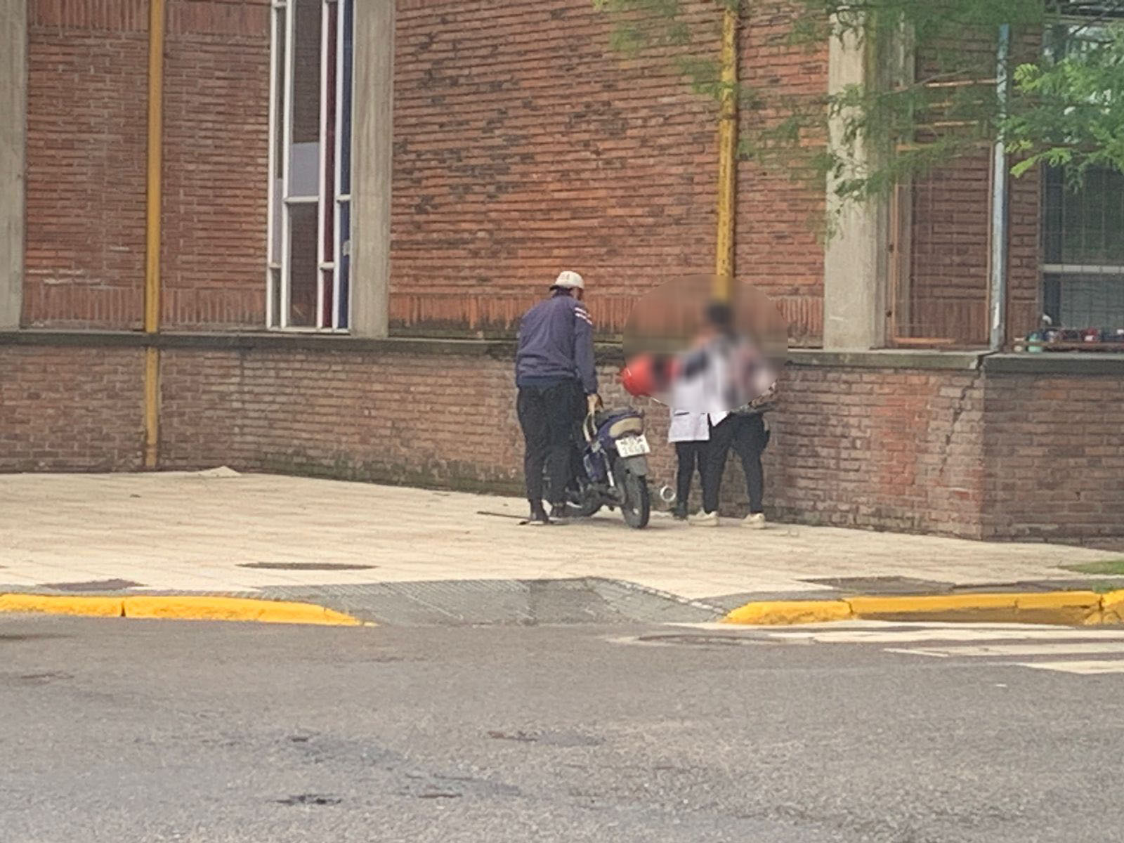 Fotomulta, velocidades máximas, casco, ruidos, pero la seguridad de los niños a un costado