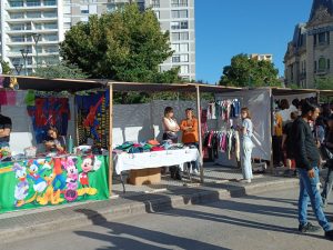 Payasos y comerciantes convocaron a plaza llena