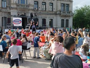 Payasos y comerciantes convocaron a plaza llena