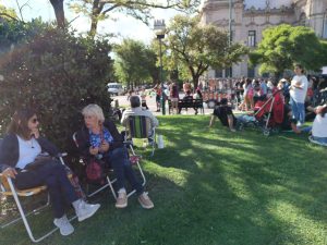 Payasos y comerciantes convocaron a plaza llena