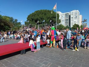 Payasos y comerciantes convocaron a plaza llena