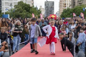 Payasos y comerciantes convocaron a plaza llena