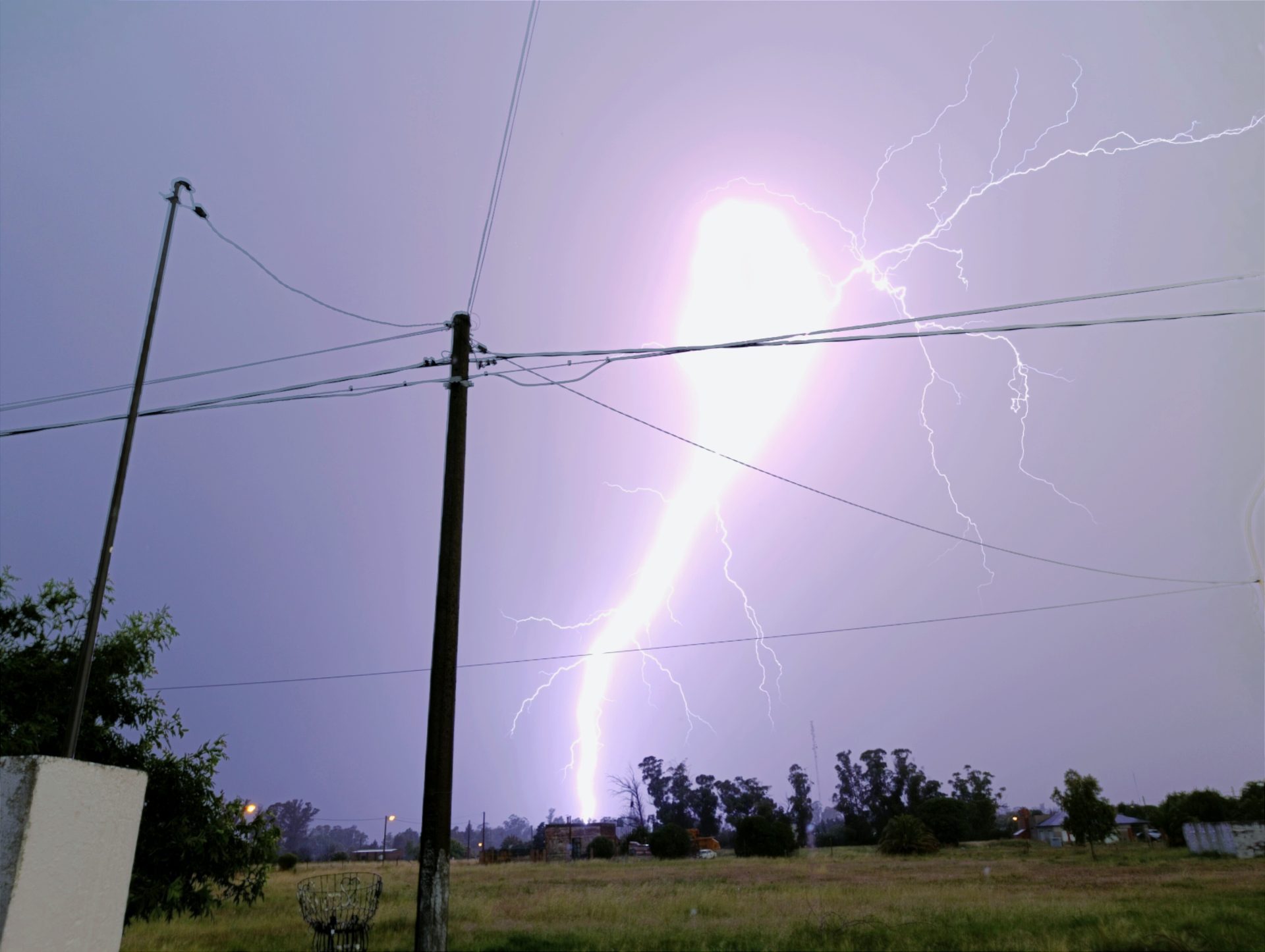 Impresionante foto de la caída de un rayo en Tres Arroyos