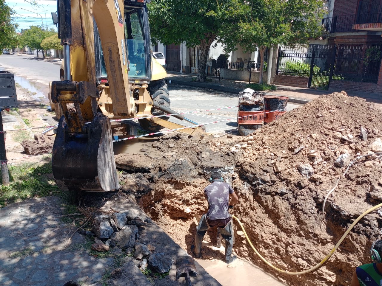 El Municipio trabaja  intensamente para reparar caño de agua