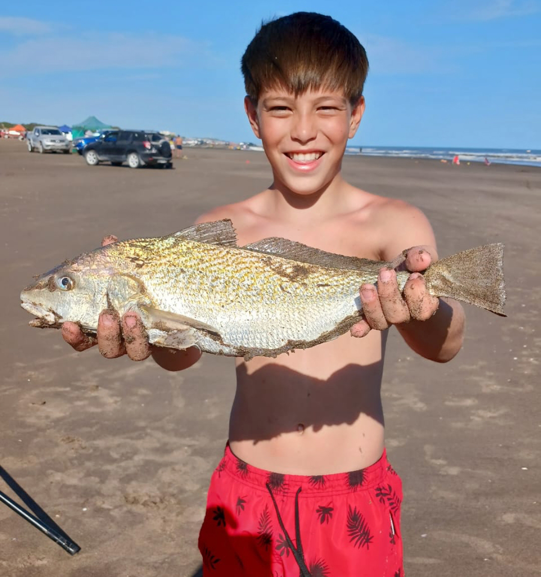 Simón pescó su primera corvina