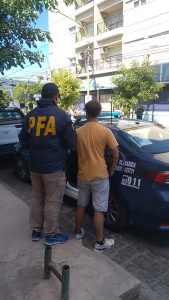 Múltiples operativos antidroga. Hay tres detenidos. Incautan cocaína, armas, dinero, autos y celulares