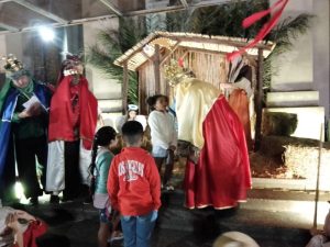 (videos)Gran acompañamiento popular a la llegada de los Reyes Magos