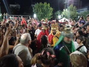 (videos)Gran acompañamiento popular a la llegada de los Reyes Magos