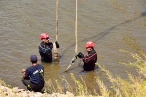 Hallaron el cuerpo del conductor que cayó al dique. Imágenes del rescate del rodado