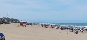 El clima acompaña a turistas en Claromecó este domingo